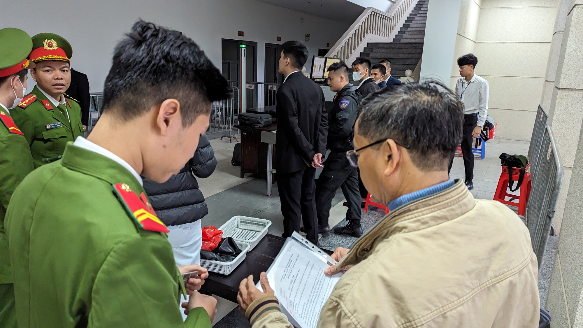 Cảnh s&aacute;t &aacute;p giải hai cựu bộ trưởng đến hầu t&ograve;a vụ Việt &Aacute;- Ảnh 8.