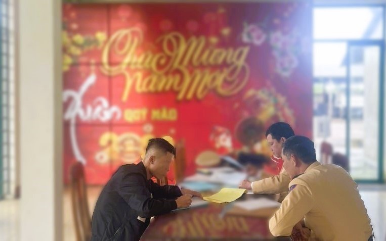 Bị cảnh s&aacute;t dừng xe v&igrave; chạy qu&aacute; tốc độ, t&agrave;i xế &ocirc; t&ocirc; lộ kh&ocirc;ng GPLX, dương t&iacute;nh với ma t&uacute;y