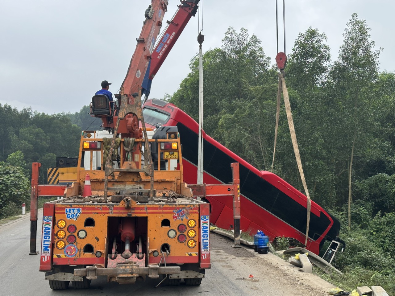 H&agrave; Tĩnh: Xe kh&aacute;ch mất l&aacute;i lao xuống m&eacute;p đường, 30 h&agrave;nh kh&aacute;ch h&uacute; v&iacute;a- Ảnh 1.