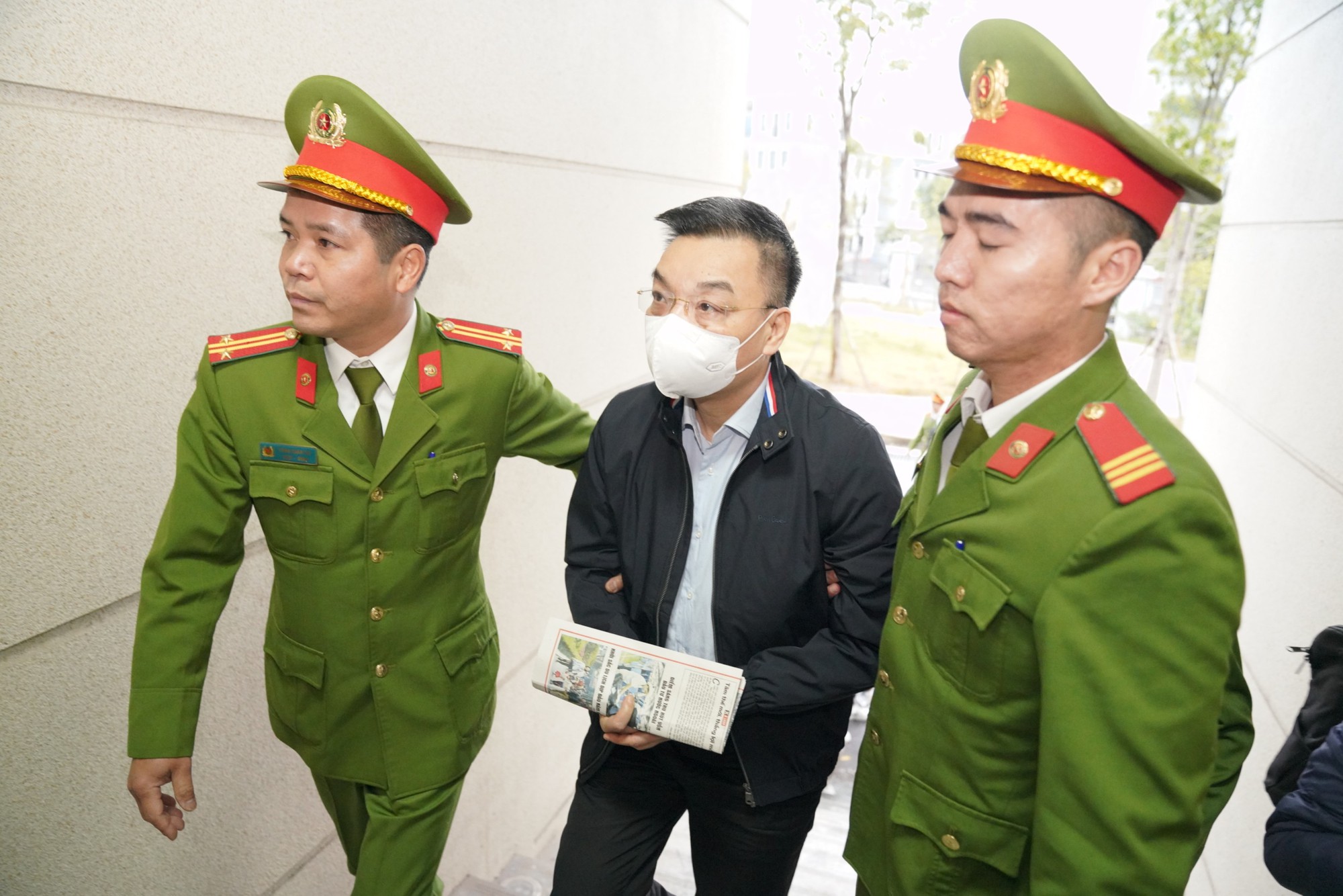 Cảnh s&aacute;t &aacute;p giải hai cựu bộ trưởng đến hầu t&ograve;a vụ Việt &Aacute;- Ảnh 1.
