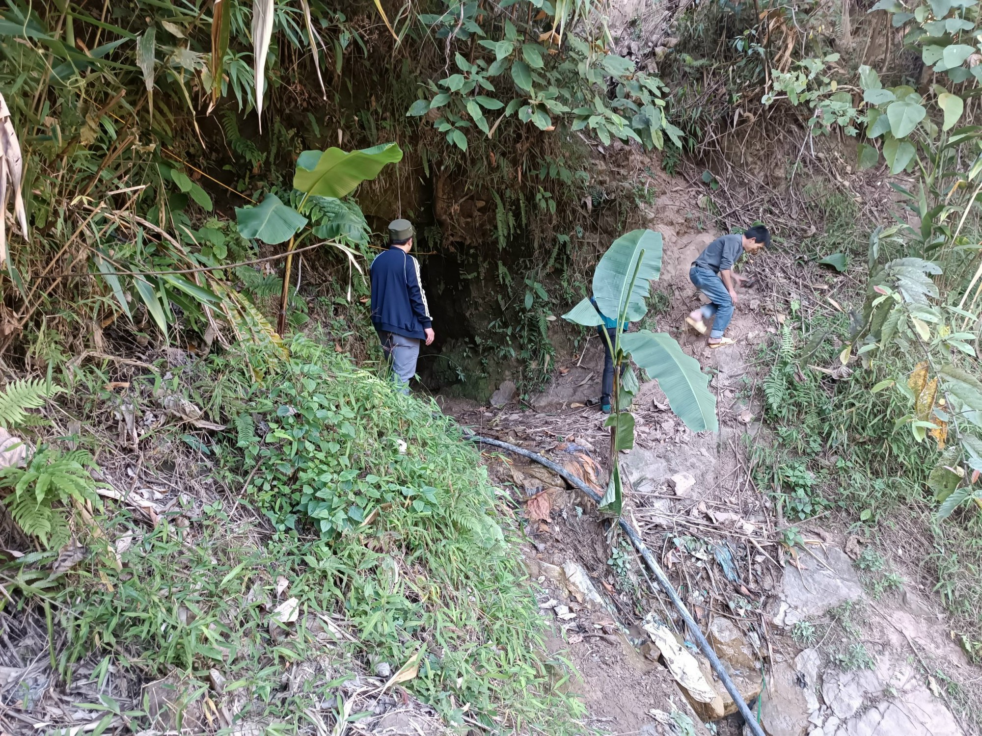 Bắt quả tang nh&oacute;m người đ&agrave;o hầm, khai th&aacute;c tr&aacute;i ph&eacute;p quặng v&agrave;ng- Ảnh 1.