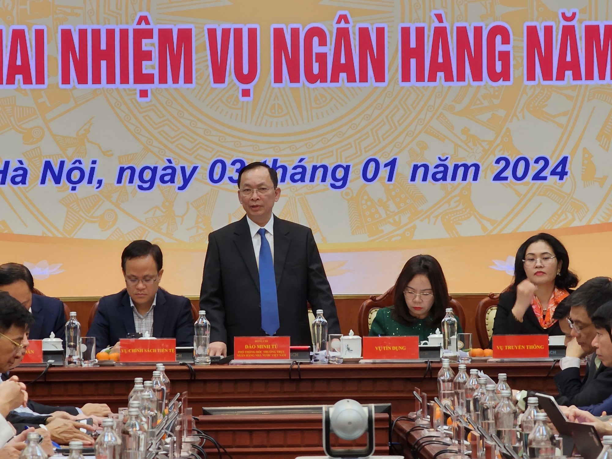 Ph&oacute; Thống đốc l&yacute; giải tiền ng&acirc;n h&agrave;ng cho vay tăng "phi m&atilde;" thời điểm cuối năm- Ảnh 1.