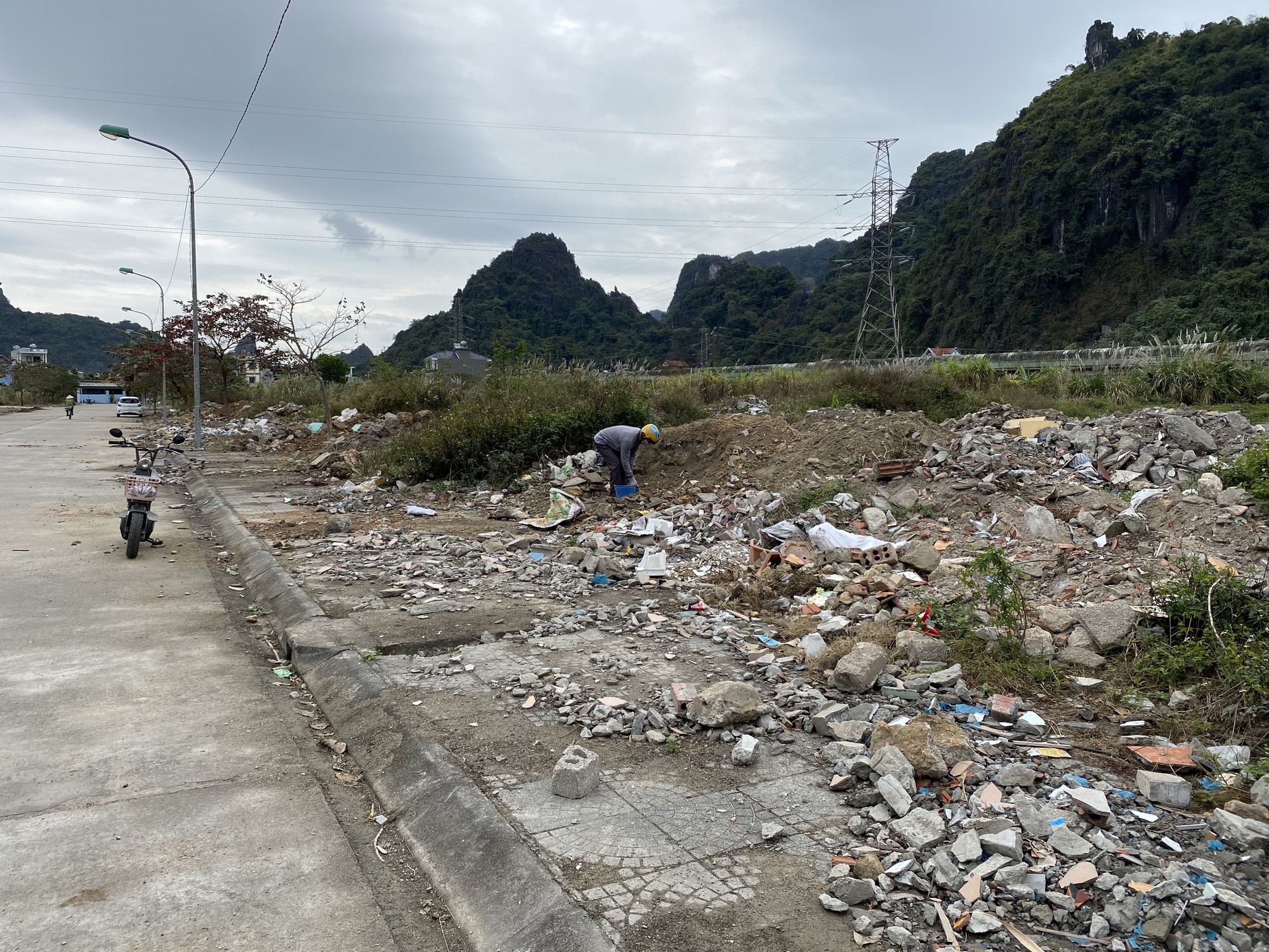 Quảng Ninh: Khu đ&ocirc; thị mới ngập trong r&aacute;c, chất thải- Ảnh 1.