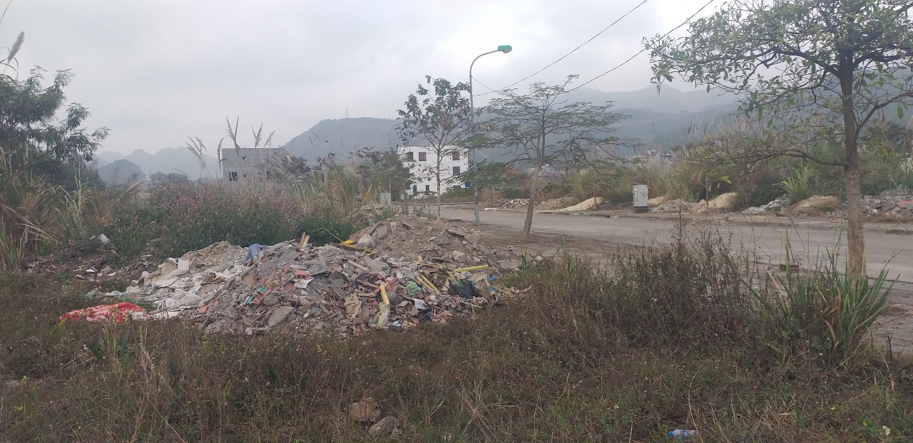 Quảng Ninh: Khu đ&ocirc; thị mới ngập trong r&aacute;c, chất thải- Ảnh 5.