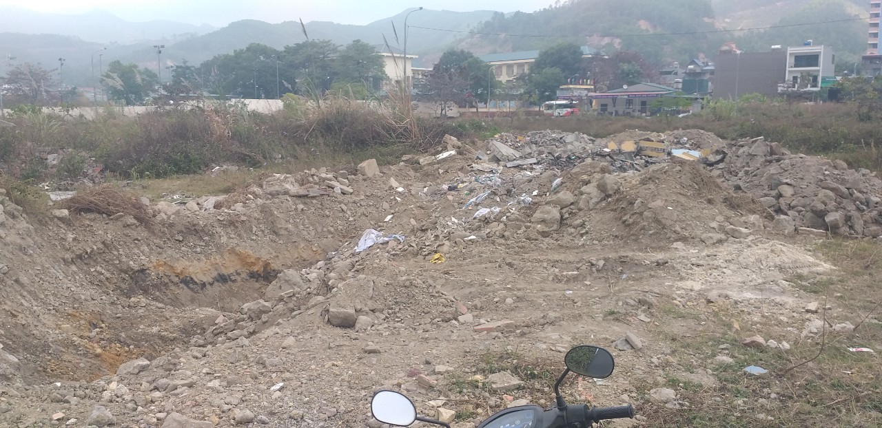 Quảng Ninh: Khu đ&ocirc; thị mới ngập trong r&aacute;c, chất thải- Ảnh 2.