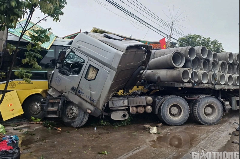 Hiện trường xảy ra vụ TNGT giữa xe đầu k&eacute;o v&agrave; xe &ocirc; t&ocirc; kh&aacute;ch.