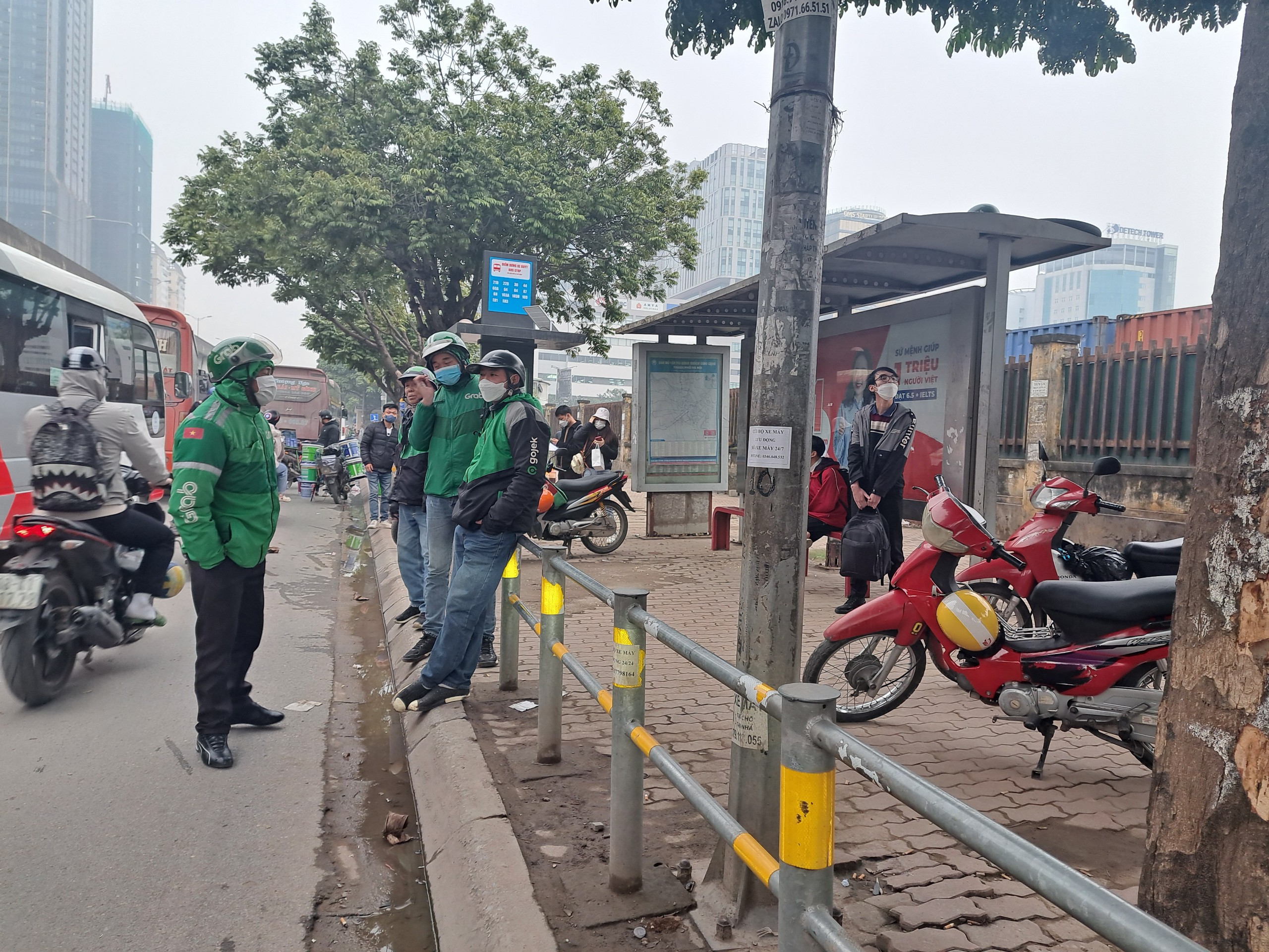 Lắp barie c&oacute; ngăn chiếm dụng vỉa h&egrave;?- Ảnh 2.