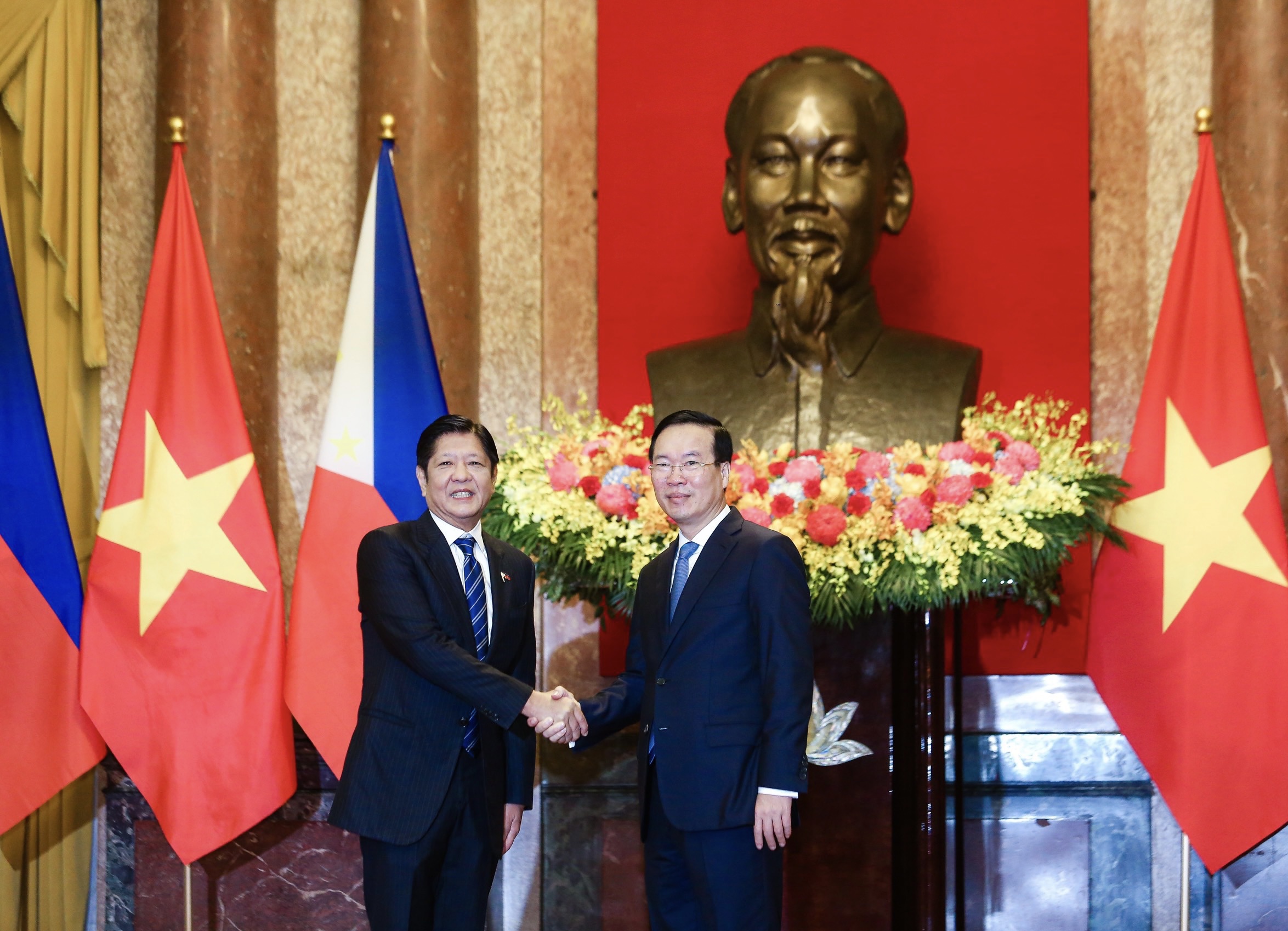 Việt Nam bắn 21 phát đại bác chào mừng Tổng thống Philippines lần đầu thăm Việt Nam- Ảnh 1. Việt Nam bắn 21 phát đại bác chào mừng Tổng thống Philippines lần đầu thăm Việt Nam- Ảnh 1.
