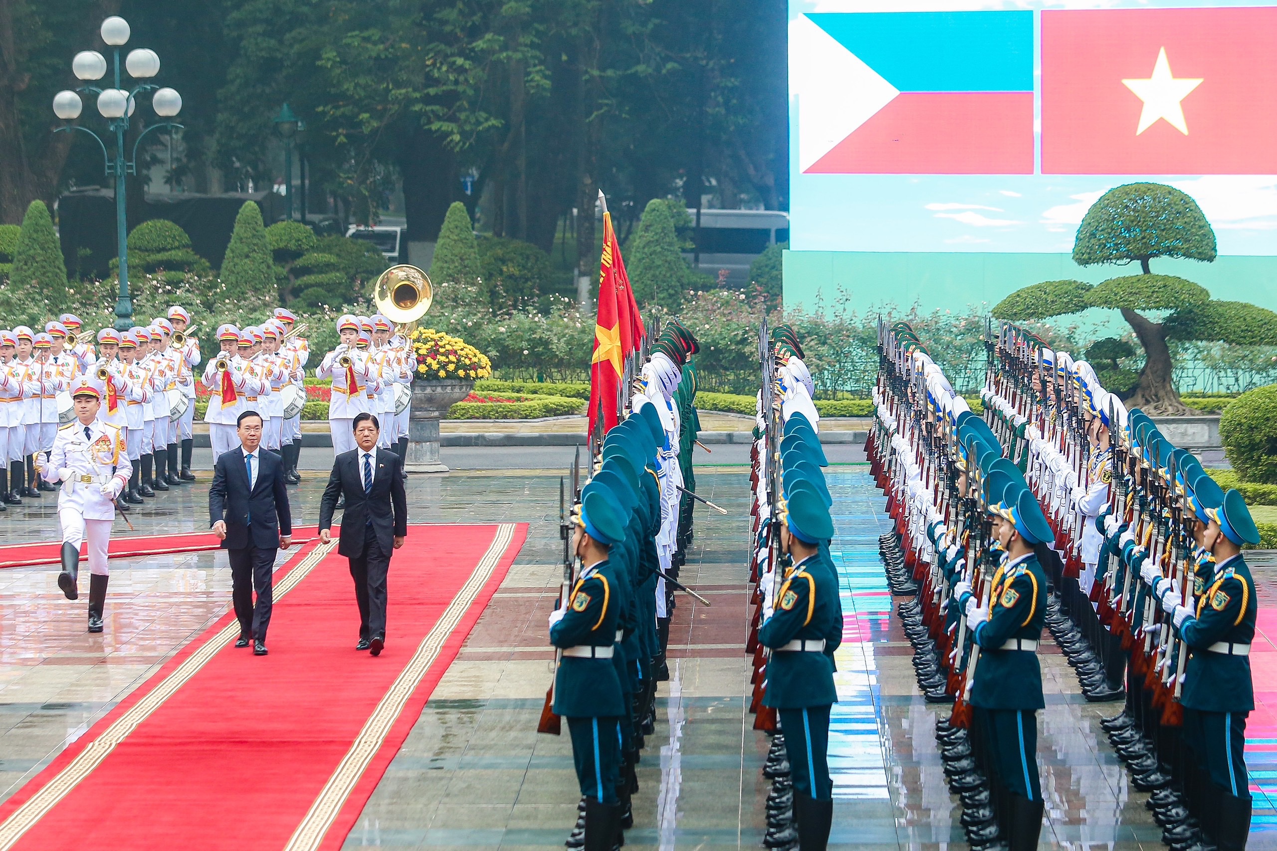 Việt Nam bắn 21 phát đại bác chào mừng Tổng thống Philippines lần đầu thăm Việt Nam- Ảnh 5. Việt Nam bắn 21 phát đại bác chào mừng Tổng thống Philippines lần đầu thăm Việt Nam- Ảnh 5.
