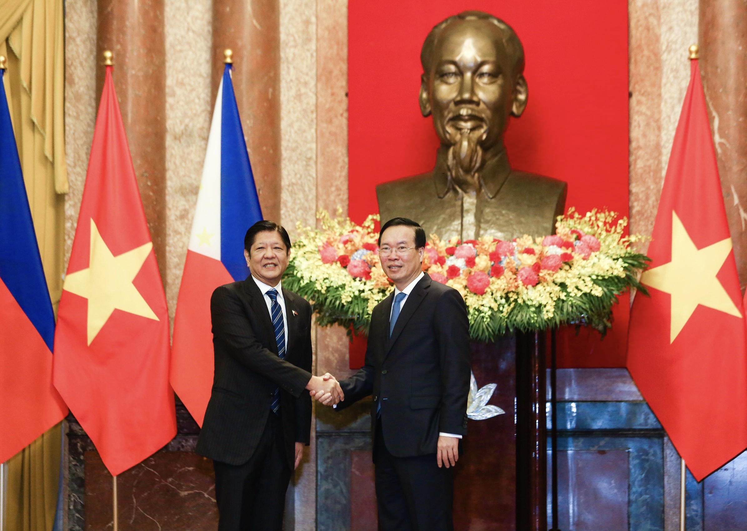 Việt Nam bắn 21 phát đại bác chào mừng Tổng thống Philippines lần đầu thăm Việt Nam- Ảnh 8. Việt Nam bắn 21 phát đại bác chào mừng Tổng thống Philippines lần đầu thăm Việt Nam- Ảnh 8.