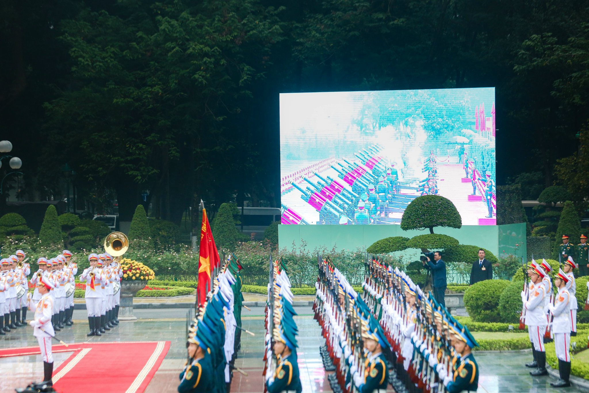 Việt Nam bắn 21 phát đại bác chào mừng Tổng thống Philippines lần đầu thăm Việt Nam- Ảnh 4. Việt Nam bắn 21 phát đại bác chào mừng Tổng thống Philippines lần đầu thăm Việt Nam- Ảnh 4.