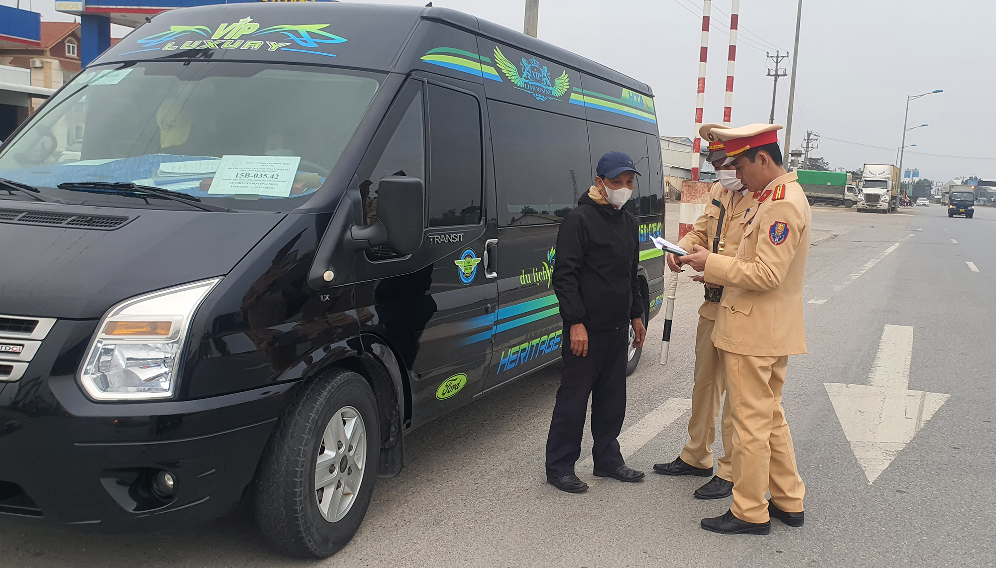 CSGT xử lý “ma men” lái xe xuyên Tết- Ảnh 2. CSGT xử lý “ma men” lái xe xuyên Tết- Ảnh 2.