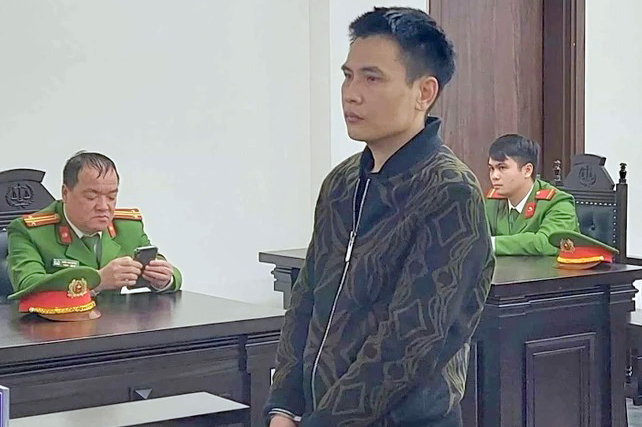 T&agrave;i xế hất cảnh s&aacute;t l&ecirc;n nắp capo lĩnh &aacute;n tội giết người- Ảnh 1.