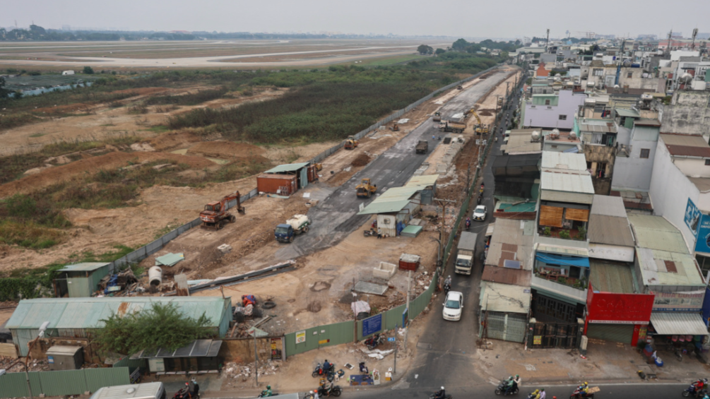 Sau ph&aacute; dỡ bức tường hơn 30 năm, đường xuy&ecirc;n s&acirc;n bay T&acirc;n Sơn Nhất lại vướng mặt bằng- Ảnh 4.