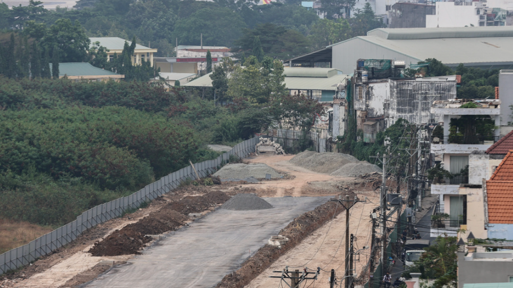 Sau ph&aacute; dỡ bức tường hơn 30 năm, đường xuy&ecirc;n s&acirc;n bay T&acirc;n Sơn Nhất lại vướng mặt bằng- Ảnh 5.
