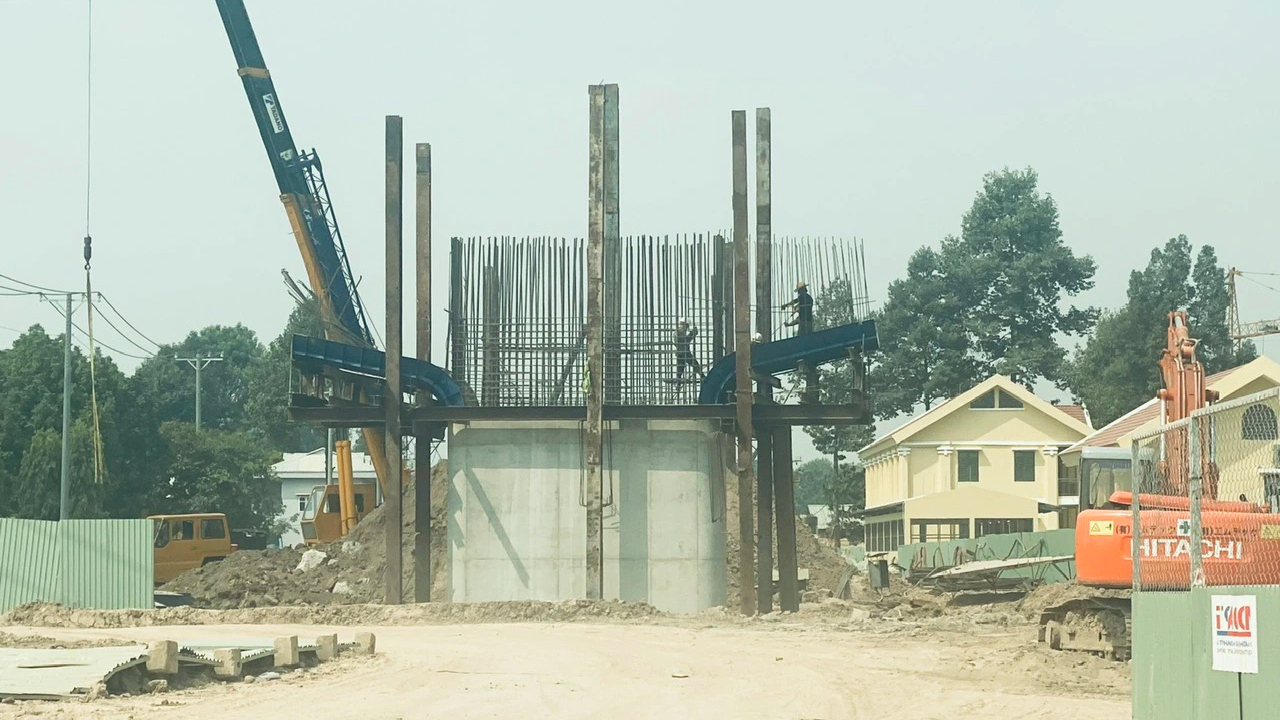 Sau ph&aacute; dỡ bức tường hơn 30 năm, đường xuy&ecirc;n s&acirc;n bay T&acirc;n Sơn Nhất lại vướng mặt bằng- Ảnh 6.