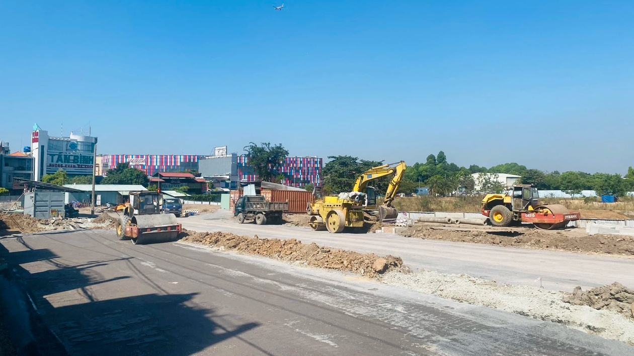 Sau ph&aacute; dỡ bức tường hơn 30 năm, đường xuy&ecirc;n s&acirc;n bay T&acirc;n Sơn Nhất lại vướng mặt bằng- Ảnh 3.