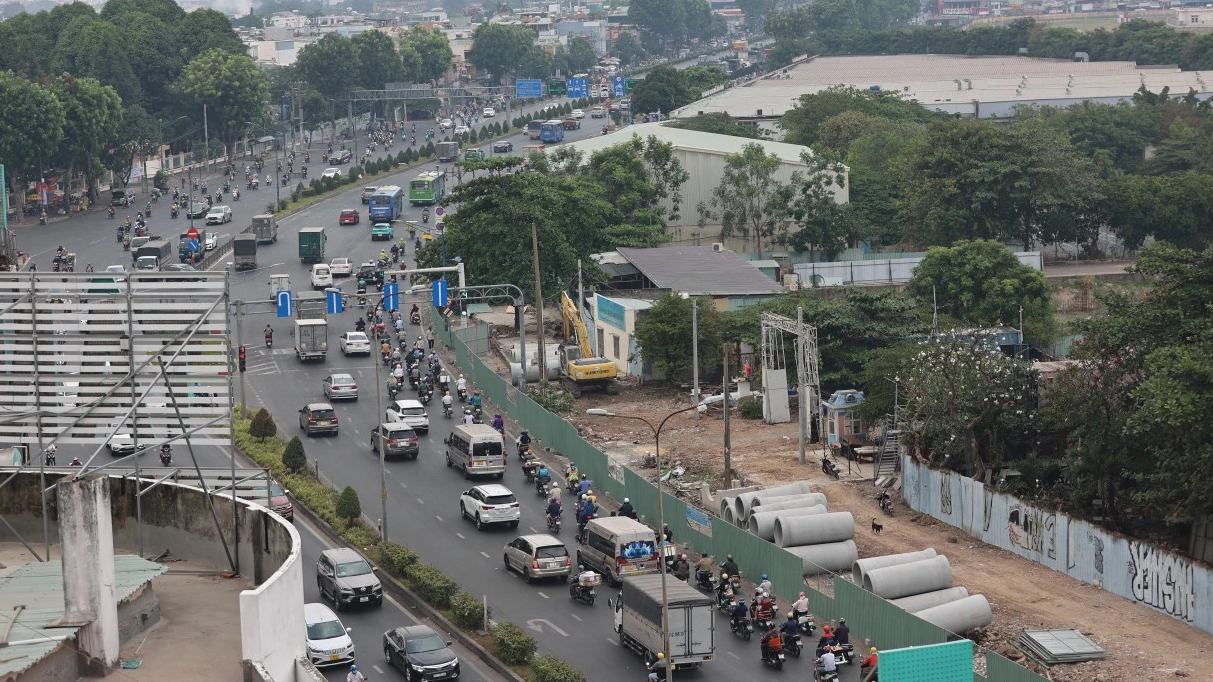 Sau ph&aacute; dỡ bức tường hơn 30 năm, đường xuy&ecirc;n s&acirc;n bay T&acirc;n Sơn Nhất lại vướng mặt bằng- Ảnh 9.