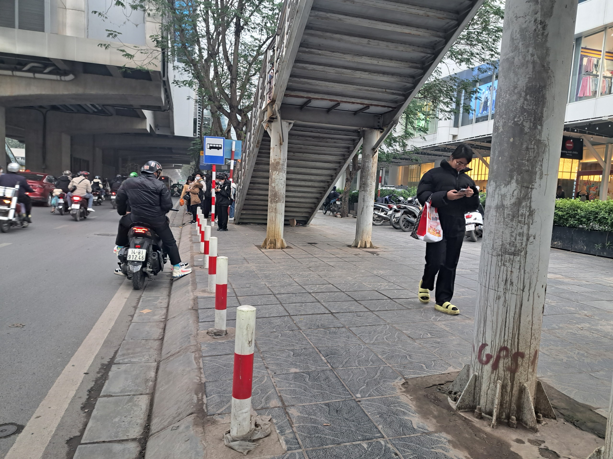 Lắp barie c&oacute; ngăn chiếm dụng vỉa h&egrave;?- Ảnh 3.