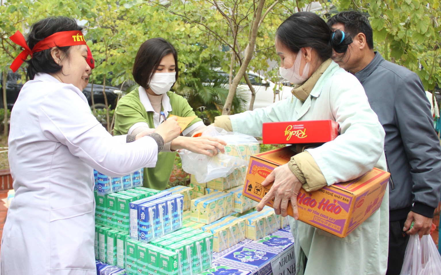 Nghìn người dạo chơi ở đường xuân đặc biệt trong bệnh viện Chợ Rẫy- Ảnh 13. Bệnh nhân phấn khởi dự hội chợ Tết 0 đồng