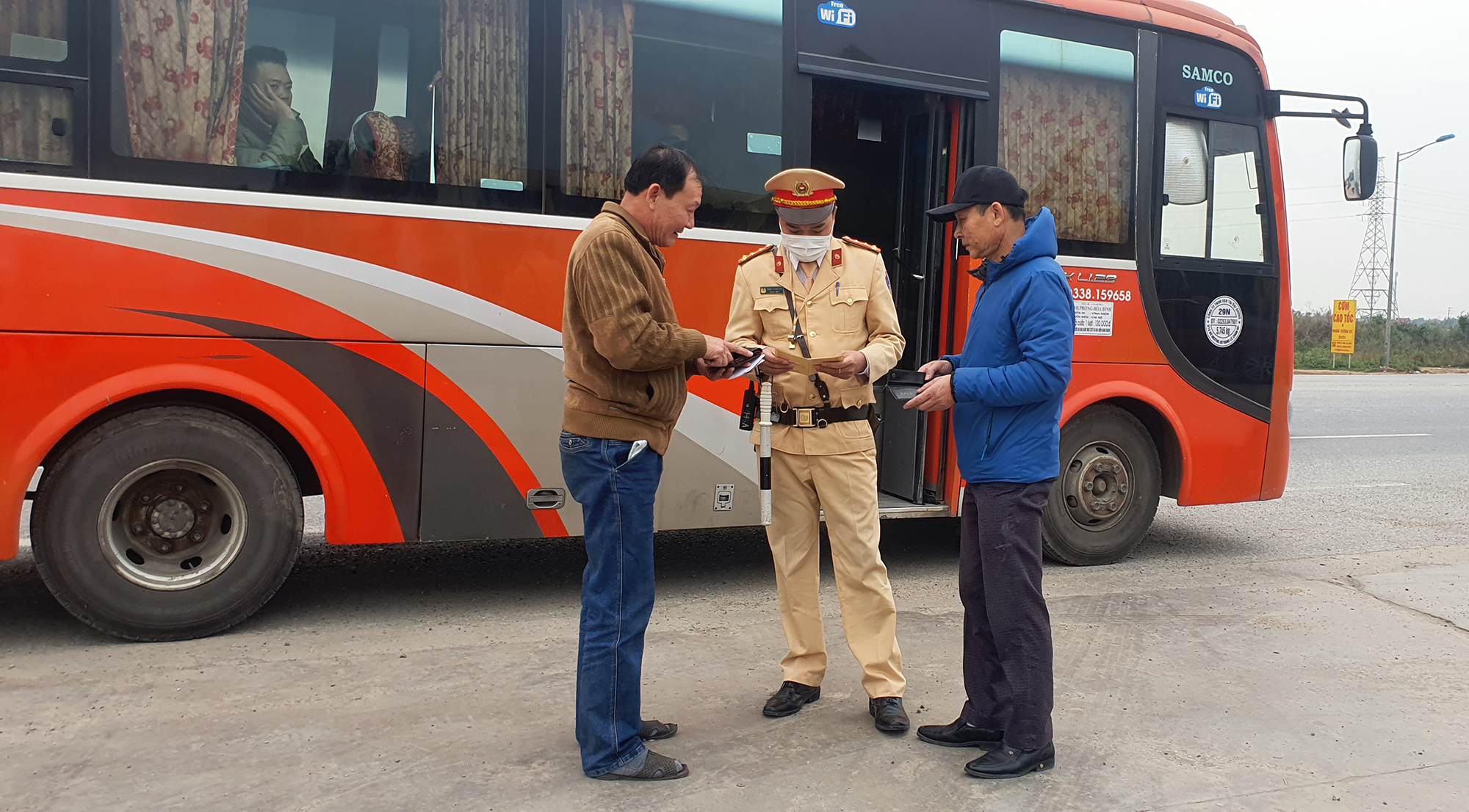 CSGT xử lý “ma men” lái xe xuyên Tết- Ảnh 3. CSGT xử lý “ma men” lái xe xuyên Tết- Ảnh 3.