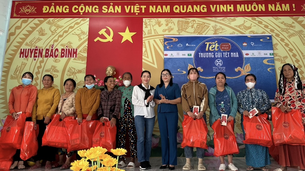 Thạc sĩ Phạm Kim Dung và Đồng chí Bố Thị Xuân Linh trao tặng quà cho bà con chương trình Tết hạnh phúc - Thương gửi Tết nhà