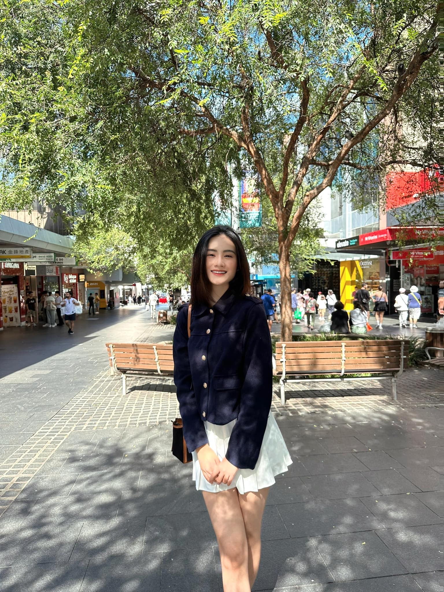 Hoa hậu &Yacute; Nhi đi l&agrave;m th&ecirc;m tại &Uacute;c, d&ugrave;ng th&aacute;ng lương đầu ti&ecirc;n gửi về l&agrave;m từ thiện- Ảnh 1.