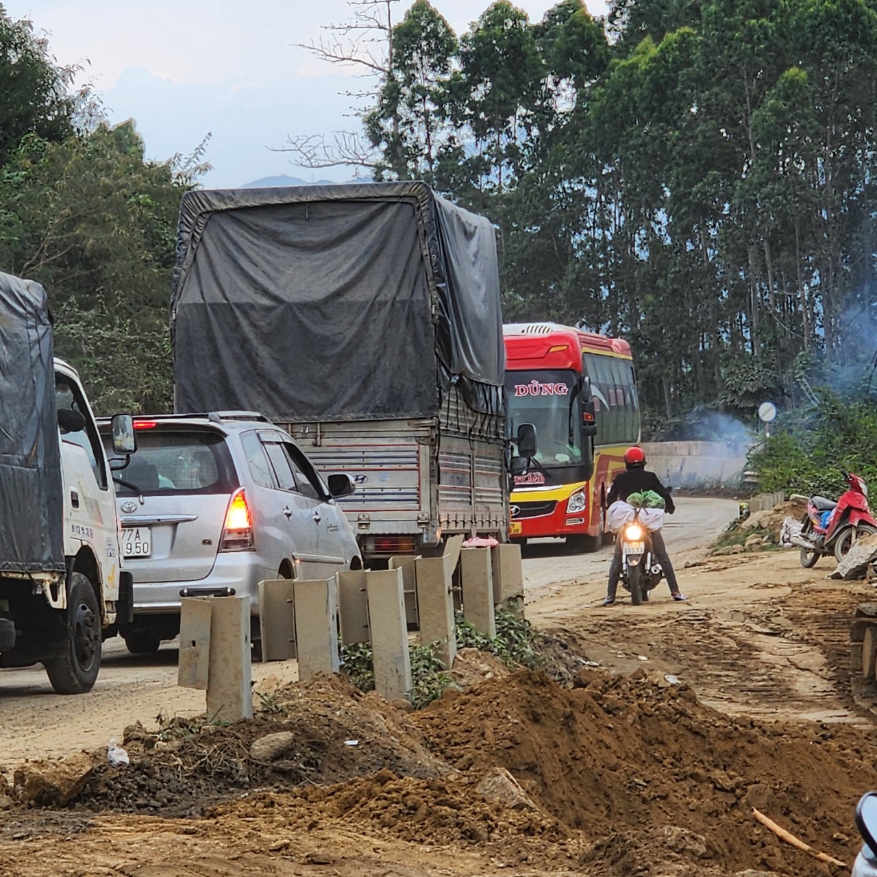 Đề nghị xử l&yacute; xe qu&aacute; tải sau sự cố &aacute;ch tắc tr&ecirc;n đ&egrave;o An Kh&ecirc;- Ảnh 1.