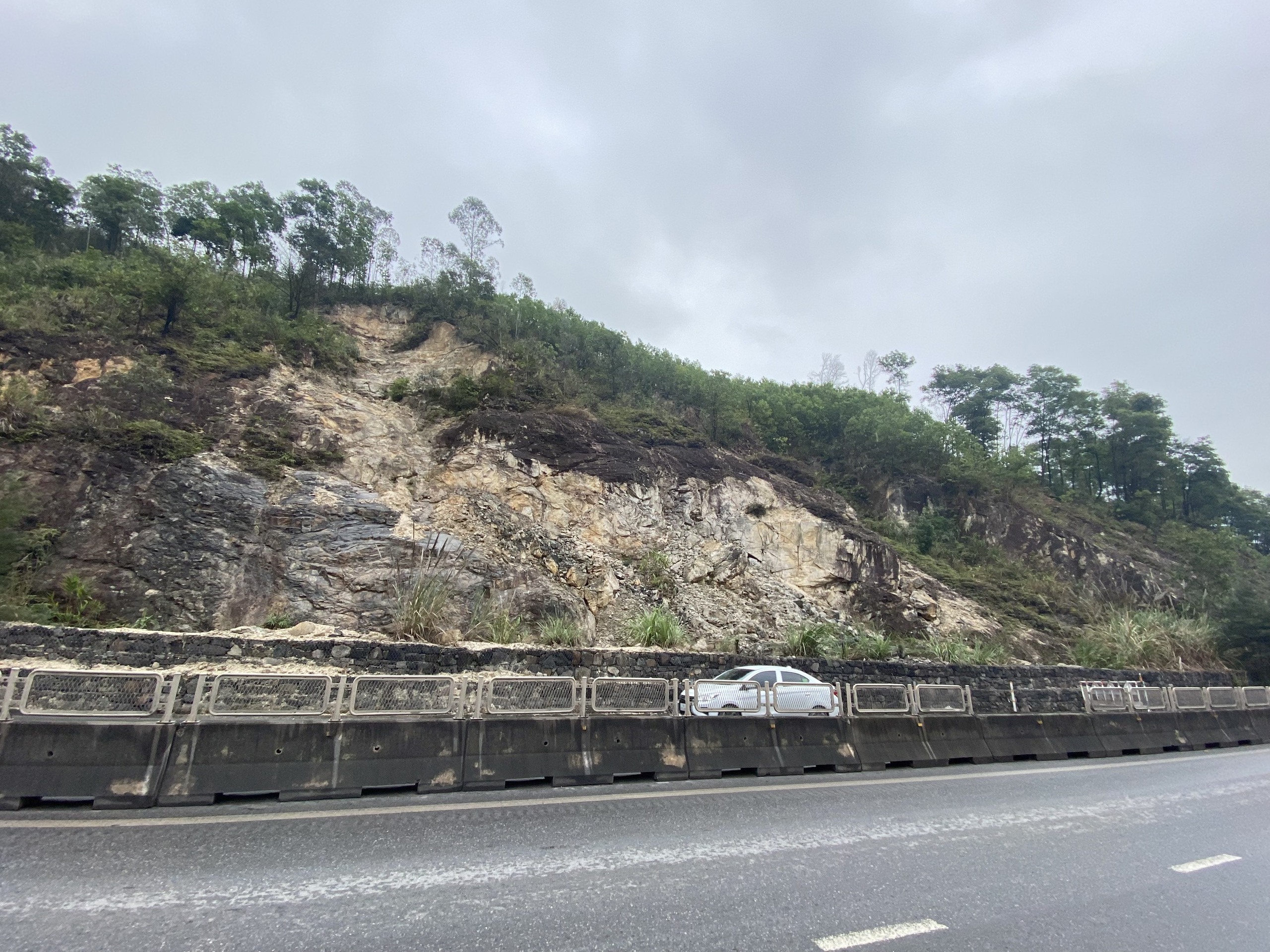 Quảng Ninh: Loay hoay xử l&yacute; điểm sạt trượt tr&ecirc;n quốc lộ 18 - Ảnh 4.