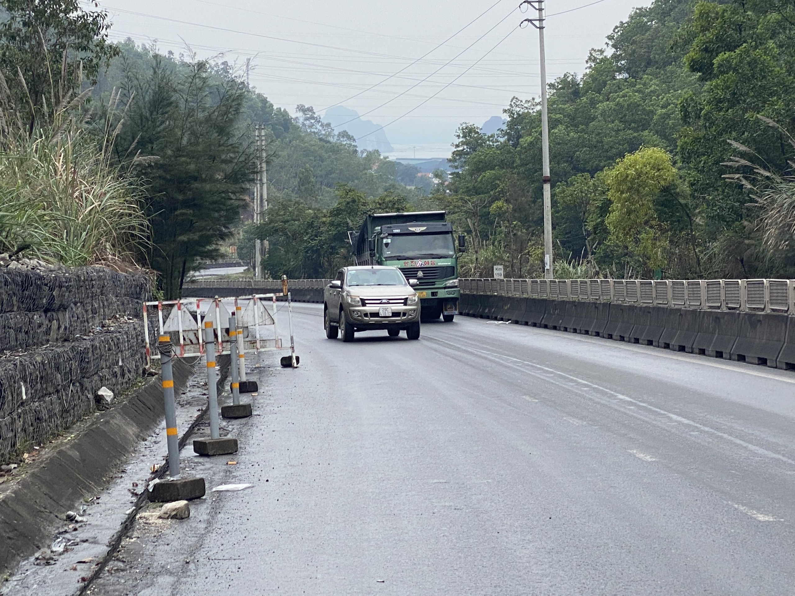 Quảng Ninh: Loay hoay xử l&yacute; điểm sạt trượt tr&ecirc;n quốc lộ 18 - Ảnh 2.