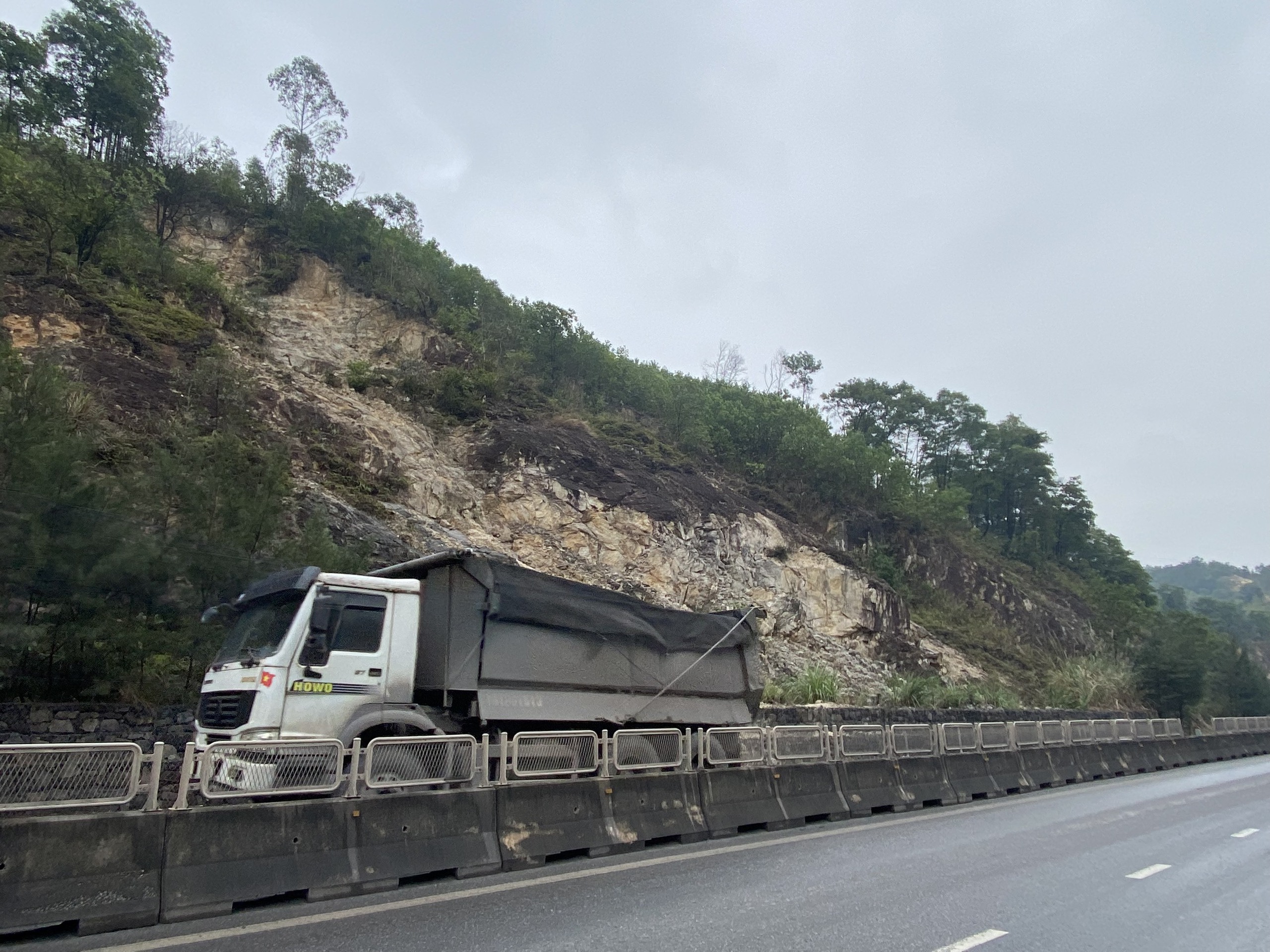 Quảng Ninh: Loay hoay xử l&yacute; điểm sạt trượt tr&ecirc;n quốc lộ 18 - Ảnh 1.