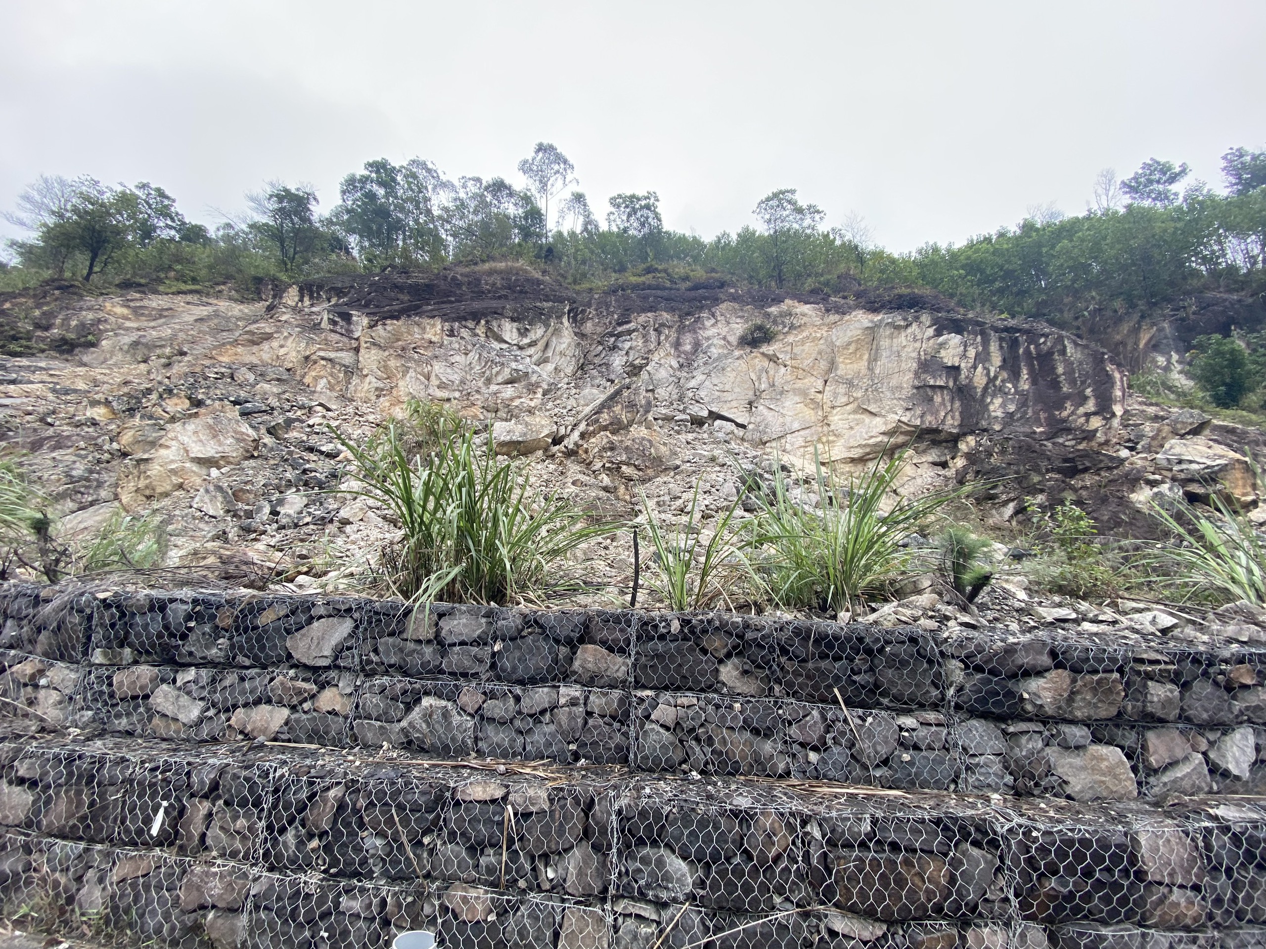 Quảng Ninh: Loay hoay xử l&yacute; điểm sạt trượt tr&ecirc;n quốc lộ 18 - Ảnh 3.