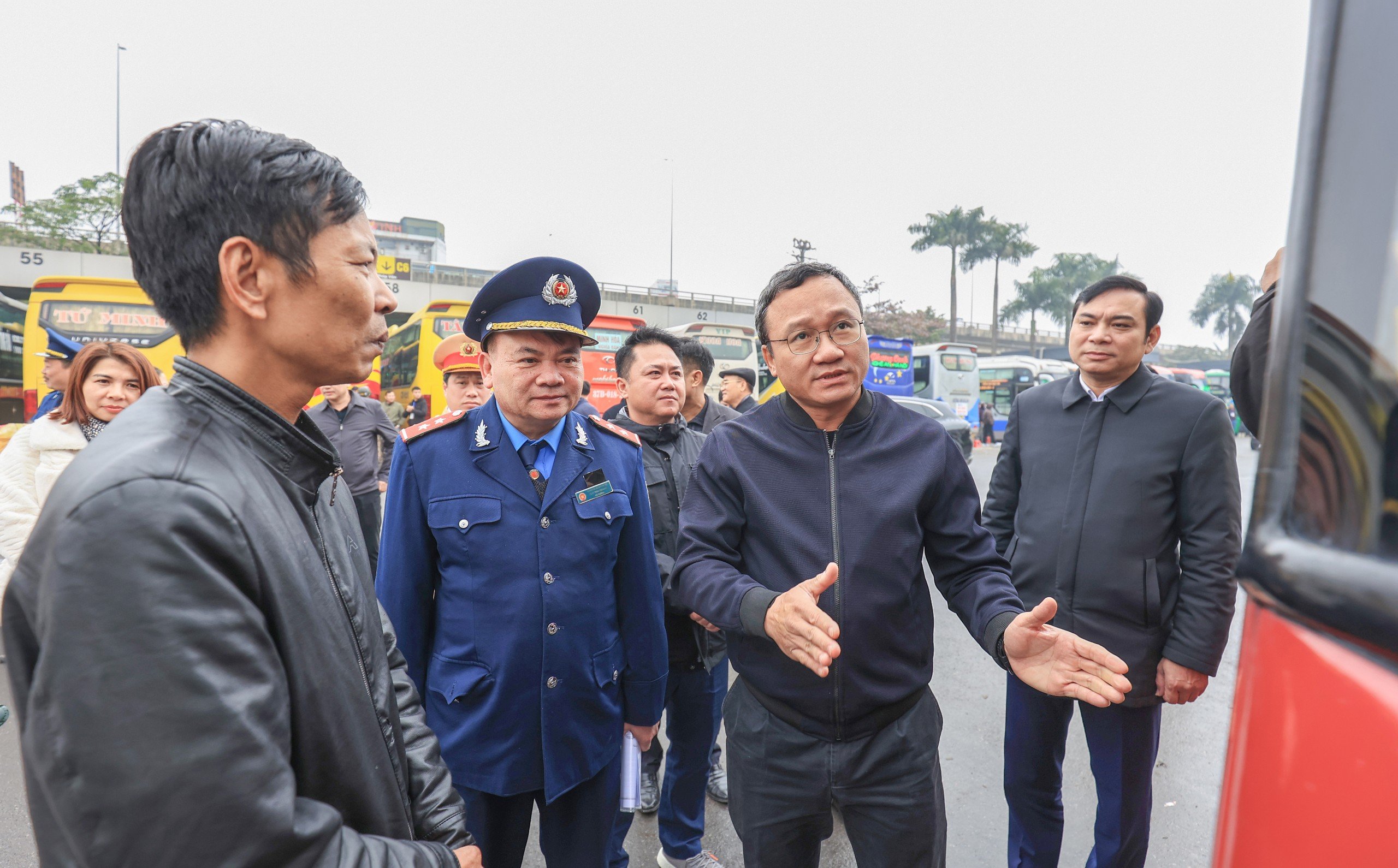 &Ocirc;ng Khuất Việt H&ugrave;ng: Xử l&yacute; xe d&ugrave;, bến c&oacute;c cần quyết liệt như với nồng độ cồn- Ảnh 1.