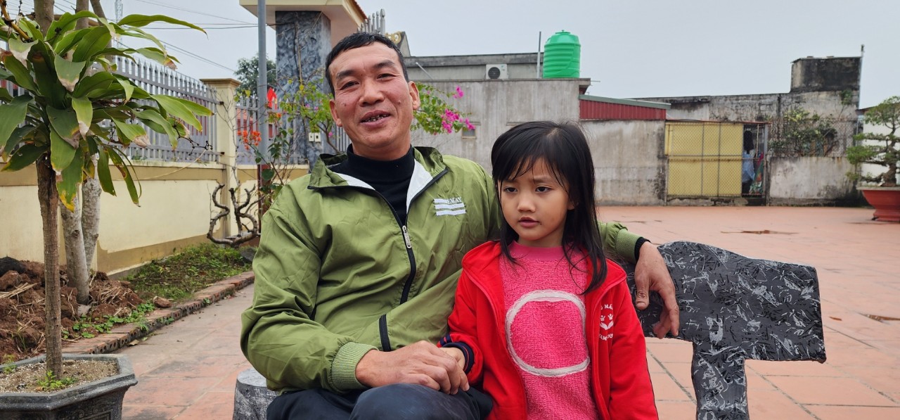 Người h&ugrave;ng cứu nữ t&agrave;i xế mắc kẹt trong &ocirc; t&ocirc; ch&igrave;m dưới s&ocirc;ng: 