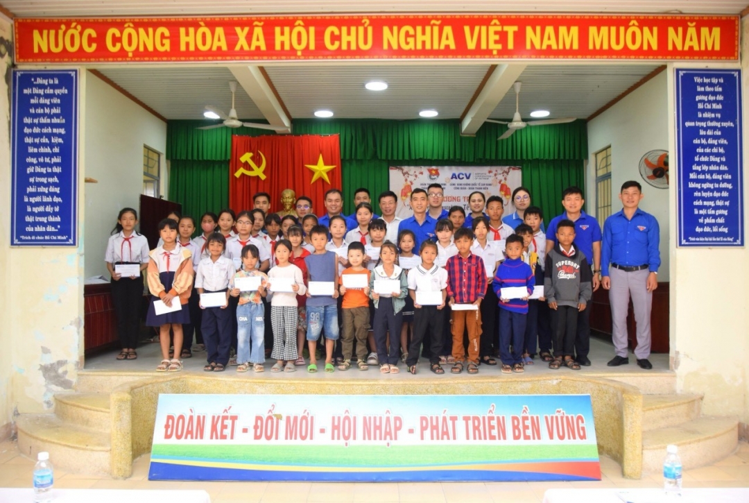 S&acirc;n bay quốc tế Cam Ranh mang Xu&acirc;n y&ecirc;u thương đến c&aacute;c hộ ngh&egrave;o, kh&oacute; khăn- Ảnh 1.