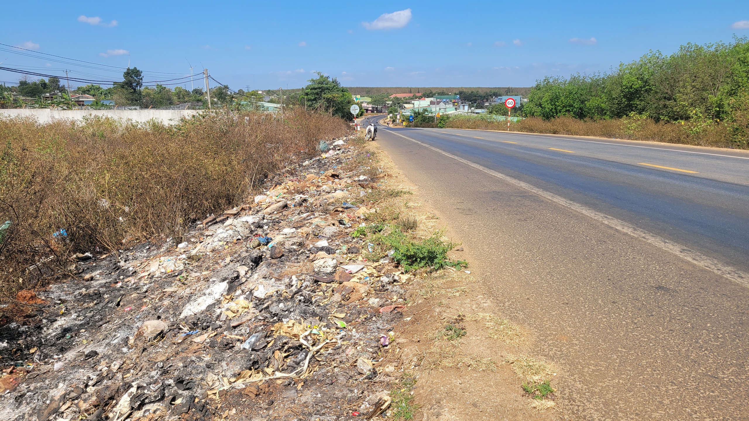 Rác thải la liệt dọc tuyến quốc lộ 14 qua Gia Lai- Ảnh 1. Rác thải la liệt dọc tuyến quốc lộ 14 qua Gia Lai- Ảnh 1.