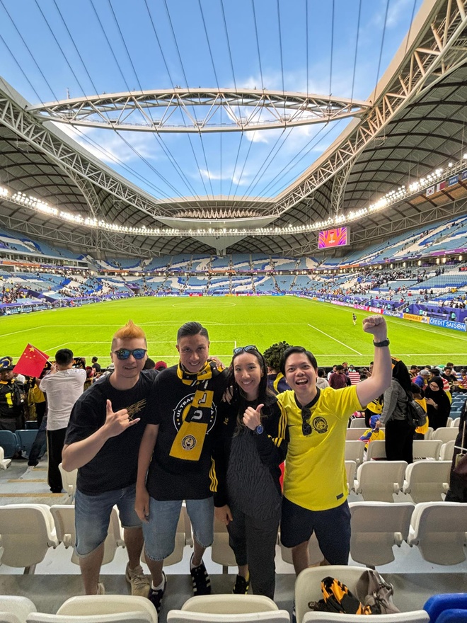CĐV Malaysia bất ngờ đổi đời nhờ l&agrave;m điều n&agrave;y tại Asian Cup 2023- Ảnh 1.