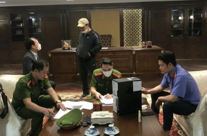 Nhiều cựu sếp Tập đo&agrave;n FLC bị khởi tố v&igrave; gi&uacute;p sức &ocirc;ng Trịnh Văn Quyết- Ảnh 2.