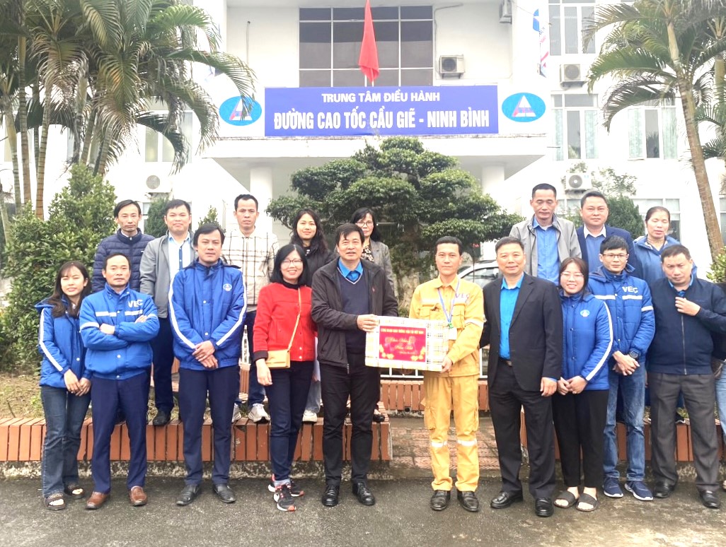 C&ocirc;ng đo&agrave;n GTVT tặng qu&agrave; Tết nh&acirc;n vi&ecirc;n thu ph&iacute; đường cao tốc- Ảnh 2.