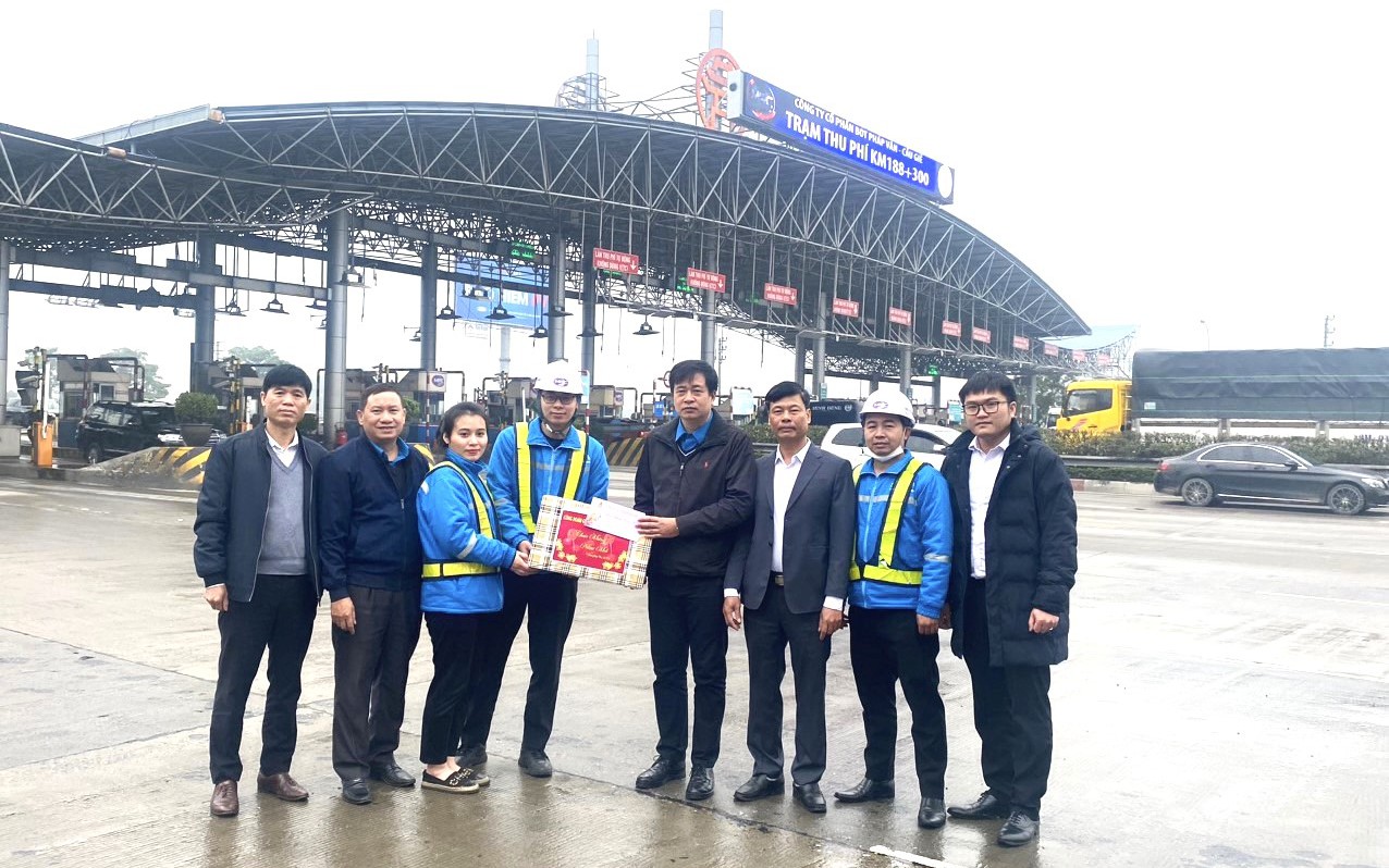 C&ocirc;ng đo&agrave;n GTVT tặng qu&agrave; Tết nh&acirc;n vi&ecirc;n thu ph&iacute; đường cao tốc