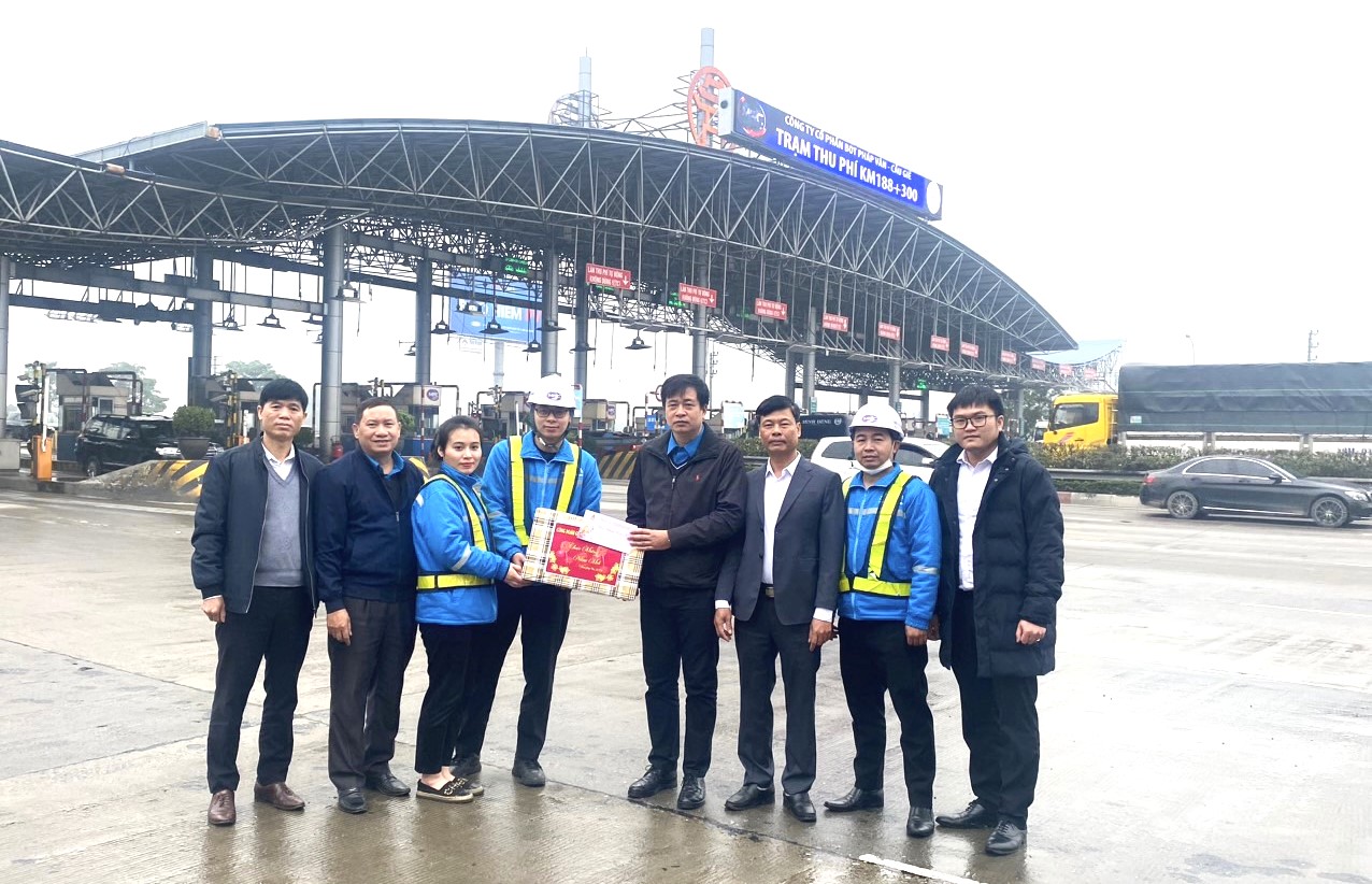C&ocirc;ng đo&agrave;n GTVT tặng qu&agrave; Tết nh&acirc;n vi&ecirc;n thu ph&iacute; đường cao tốc- Ảnh 1.