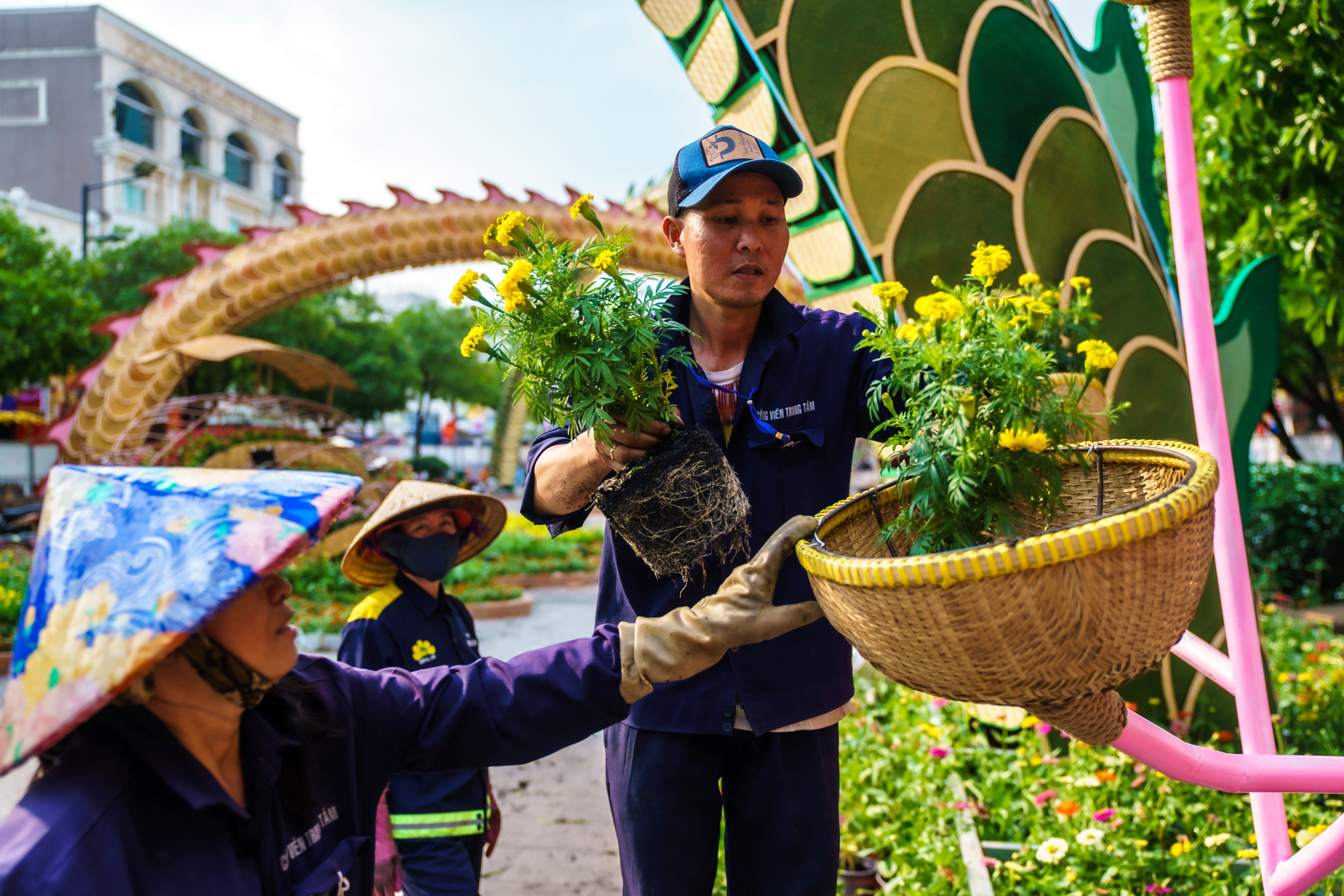 Tr&ograve;n mắt ngắm đ&ocirc;i rồng hơn 100m uốn lượn ở đường hoa Tết Nguyễn Huệ- Ảnh 8.