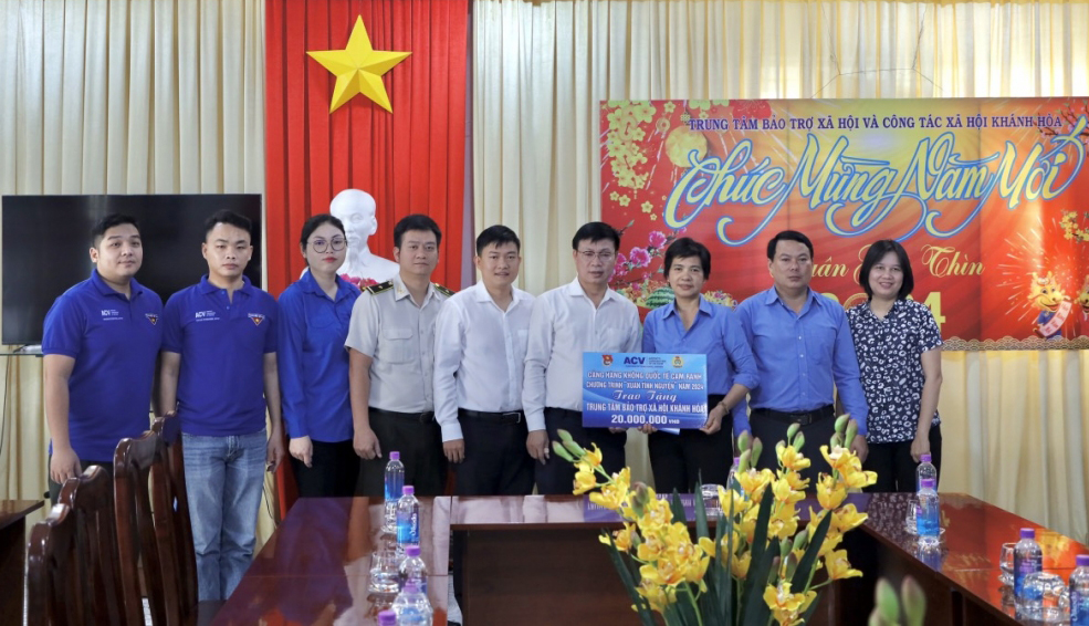 S&acirc;n bay quốc tế Cam Ranh mang Xu&acirc;n y&ecirc;u thương đến c&aacute;c hộ ngh&egrave;o, kh&oacute; khăn- Ảnh 4.