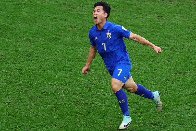 Sao Thái Lan nối gót HLV Kiatisak gia nhập đội bóng nhà giàu V-League?- Ảnh 1. Sao Thái Lan nối gót HLV Kiatisak gia nhập đội bóng nhà giàu V-League?- Ảnh 1.