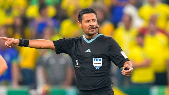 Trọng t&agrave;i đang g&acirc;y sốt tại Asian Cup bị dọa giết v&igrave; tấm thẻ đỏ &ldquo;độc lạ&rdquo;- Ảnh 1.