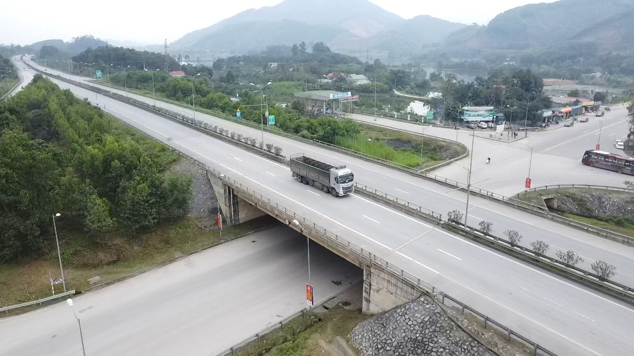 Từ 1/2, phương tiện qua cao tốc Nội B&agrave;i - L&agrave;o Cai mỗi chặng tăng bao nhi&ecirc;u tiền?- Ảnh 1.