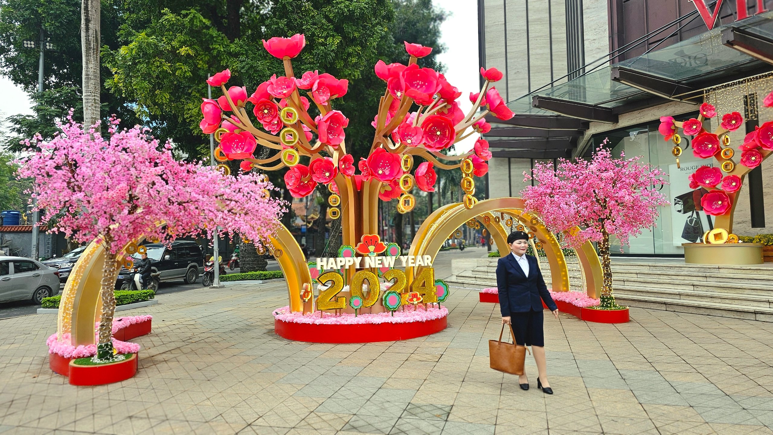 Trung t&acirc;m thương mại, phố phường H&agrave; Nội trang ho&agrave;ng rực rỡ đ&oacute;n Tết- Ảnh 8.