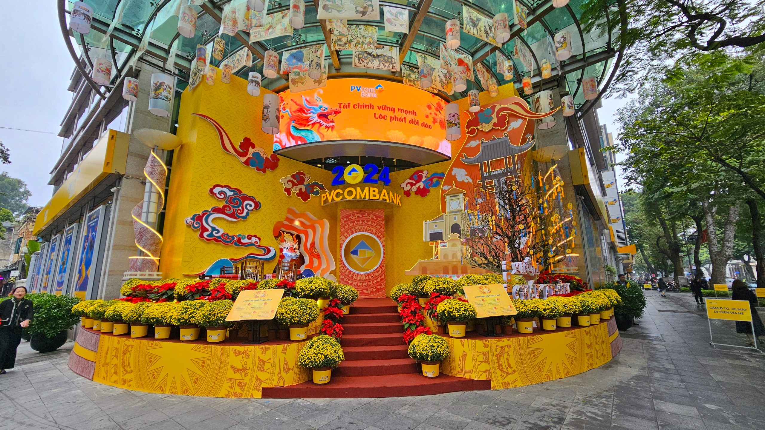 Trung t&acirc;m thương mại, phố phường H&agrave; Nội trang ho&agrave;ng rực rỡ đ&oacute;n Tết- Ảnh 1.