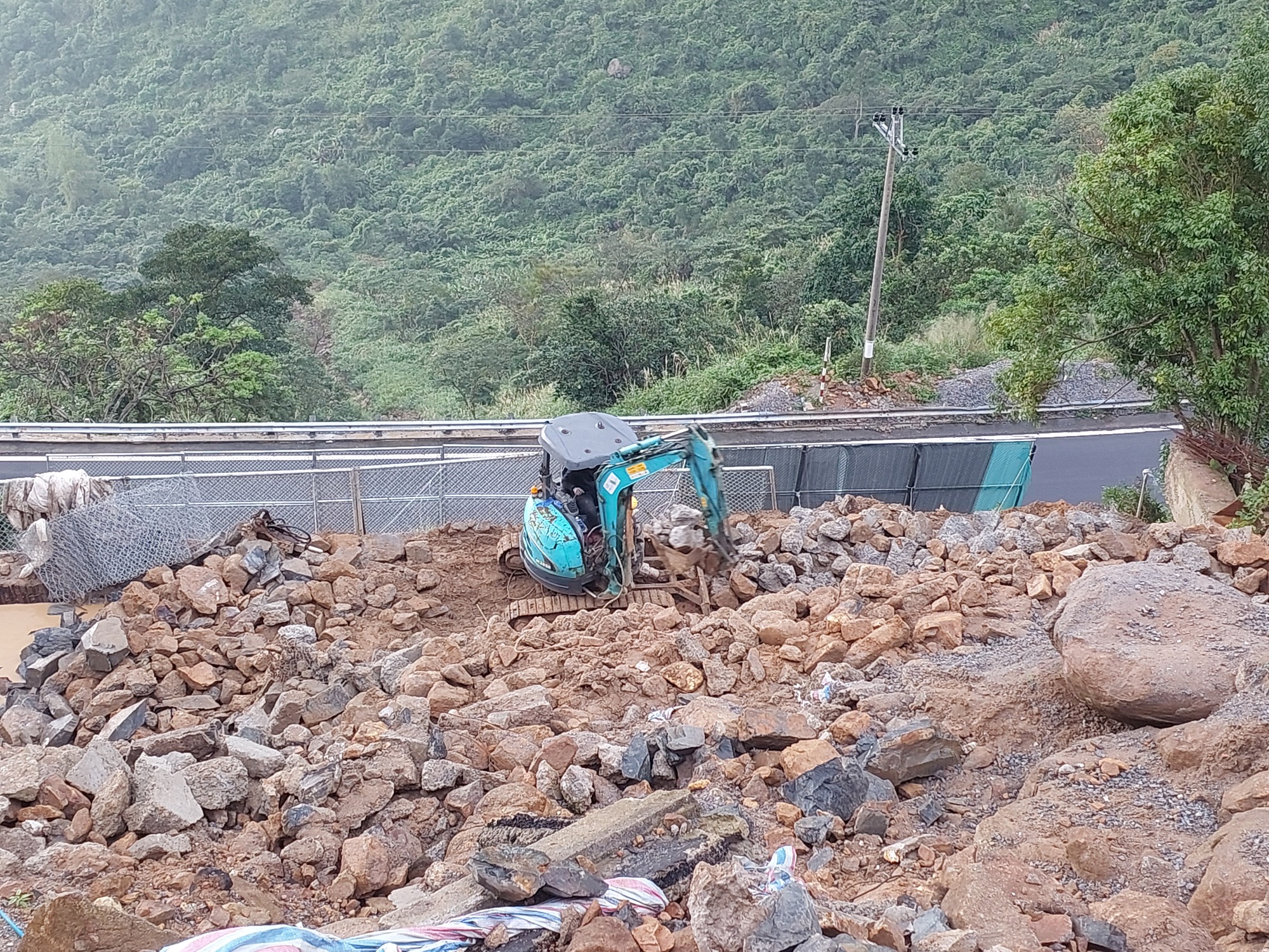 Tăng tốc thi c&ocirc;ng, khắc phục điểm sạt lở tr&ecirc;n đ&egrave;o Hải V&acirc;n- Ảnh 4.