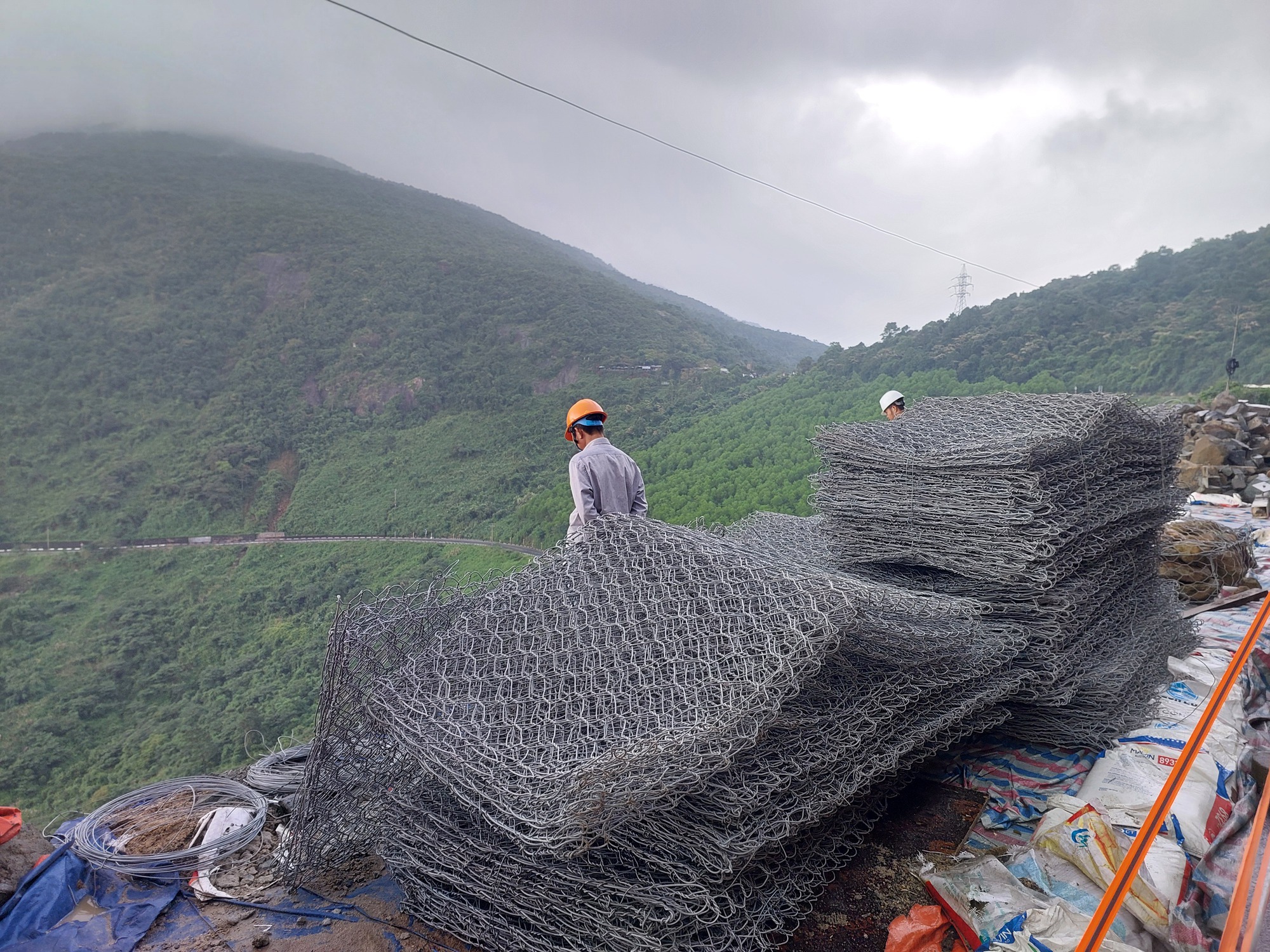 Tăng tốc thi c&ocirc;ng, khắc phục điểm sạt lở tr&ecirc;n đ&egrave;o Hải V&acirc;n- Ảnh 7.